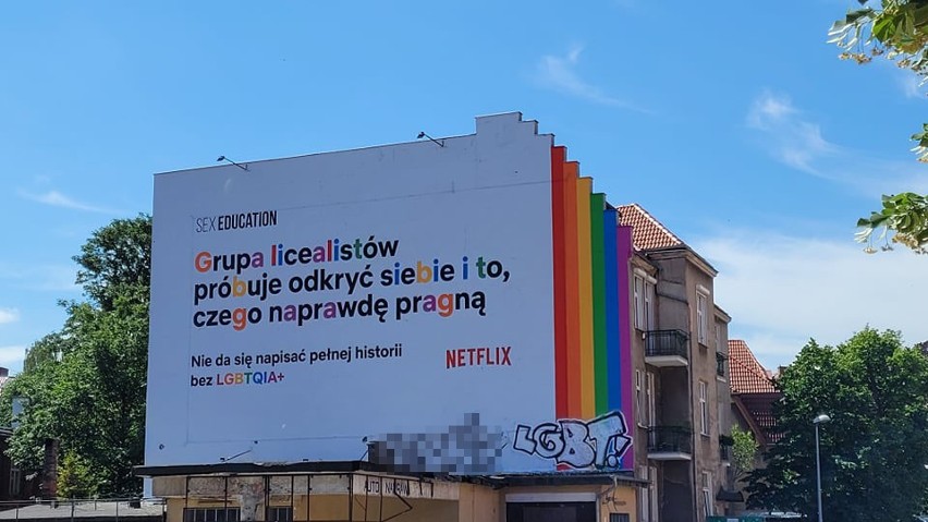 Zdewastowano mural solidarności z osobami LGBT Netflixa w Gdańsku Wrzeszczu