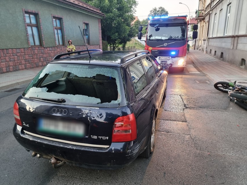 Na ul. Krasińskiego w Przemyślu kierujący motorewerem uderzył w audi [ZDJĘCIA]