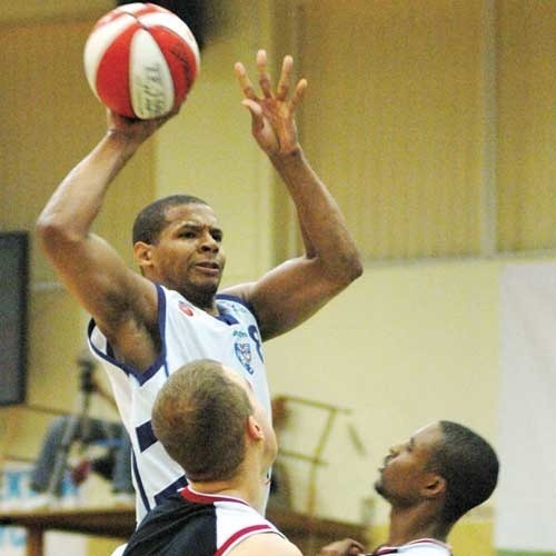 George Reese (z piłką) w dwóch ostatnich meczach zdobył 35 punktów.