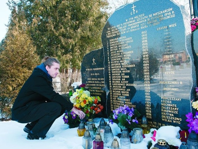 Tomasz Sulima walczy o pamięć ofiar &#8222;Burego&#8221;.  Na zdjęciu przy ich mogile zbiorowej na cmentarzu w Bielsku Podlaskim