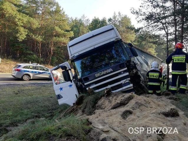 W poniedziałek (10.09) na drodze DK nr 10 miedzy Toruniem na Bydgoszczą doszło do zderzenie ciągnika siodłowego z motocyklem. Samochód ciężarowy wypadł z drogi. Akcja trwa. W czasie działań strażacy zostaliśmy przekierowanie na miejsce kolizji około 1 kilometra dalej, gdzie doszło do zderzenia policyjnego fiata ducato ze skodą superb. Polecamy:Bieżące informacje na temat wypadków w Kujawsko-PomorskiemRadiowóz jechał alarmowo do wypadku motocykla z ciężarówką. Kierowca skody wykonując manewr zawracania nie zachował ostrożności i wyjechał wprost pod jadący radiowóz. Obejrzyj także: Piraci w Kujawsko-Pomorskiem