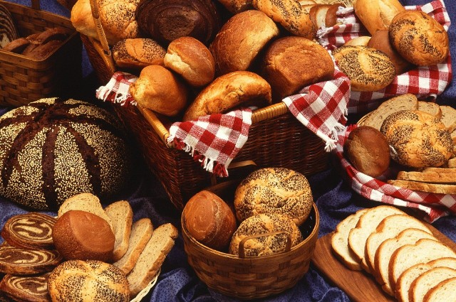Systematycznie spada spożycie pieczywa w Polsce, a przecież chleb stanowi podstawę w piramidzie zdrowego żywienia. Dlaczego lepiej nie rezygnować z jedzenia pieczywa i na co warto zwracać uwagę? Podpowiadamy na kolejnych slajdach naszej galerii.