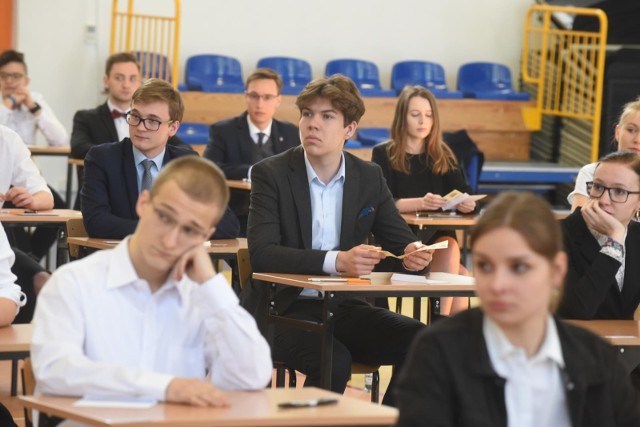 Centralna Komisja Egzaminacyjna podała wstępne wyniki matur dla kraju i regionów. 80,5 proc. maturzystów zdało egzamin, 12,9 proc. ma prawo do sierpniowej poprawki. Wyniki dla regionów to obecnie najbardziej szczegółowe dane. W Kujawsko-Pomorskiem 78 proc. maturzystów od wczoraj może świętować sukces - zdało egzamin dojrzałości. Na tle innych województw zajęliśmy odległą, dopiero trzecią lokatę od końca, tylko przed województwem zachodniopomorskim i warmińsko-mazurskim, w obu wynik wyniósł 77 procent. Najlepiej wypadło  Małopolskie z wynikiem 85 proc.CZYTAJ DALEJ NA KOLEJNYCH STRONACH >>>>>>Zobacz także: Kontrole sanepidu w Toruniu. Jakie nieprawidłowości wykryto tym razem? Sprawdź, na co uważać!Polecamy: Egzamin ósmoklasisty w Toruniu. Wyniki i średnie szkół z języka polskiego, matematyki i języka angielskiego. Ranking toruńskich podstawówek