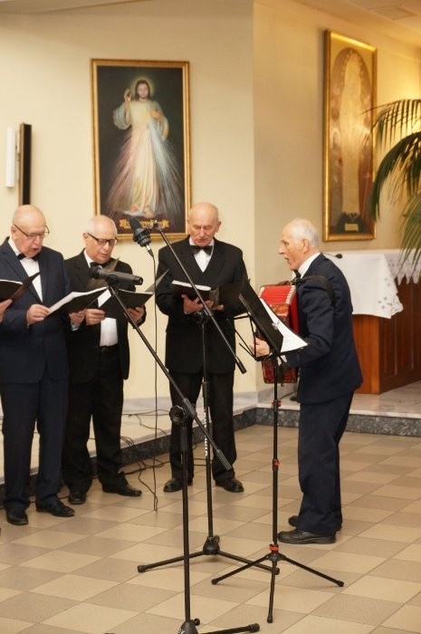 Piękny koncert Chóru Seniora „Niezastąpieni” w kościele we Włoszczowie (ZDJĘCIA)