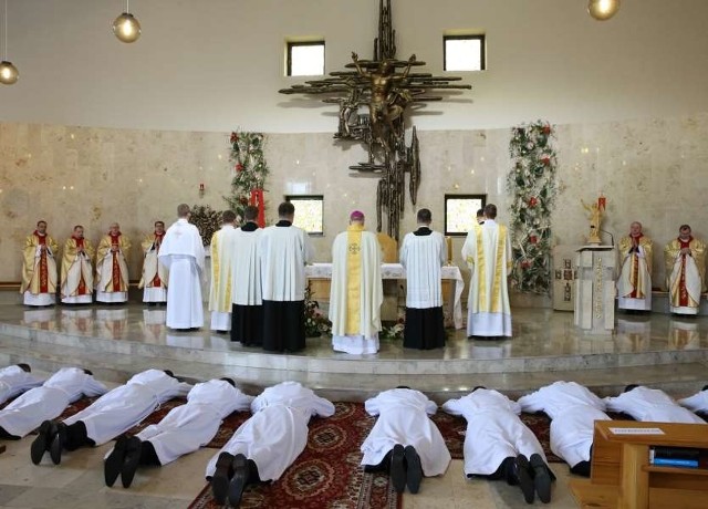 Święcenia poprzedził śpiew litanii do wszystkich świętych. W jej trakcie kandydaci do diakonatu leżą krzyżem na posadzce kościoła.