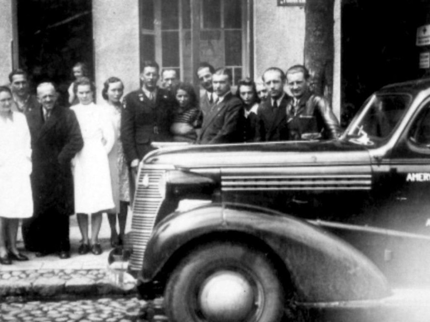 Rynek w Sępólnie Krajeńskim, marzec 1947 roku. Przywóz darów...