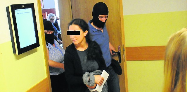 Według śledczych Bernadetta Sz. (tu na zdjęciu w sądzie) kilkakrotnie przyjęła łapówki po 5-10 tys. zł, także perfumy 