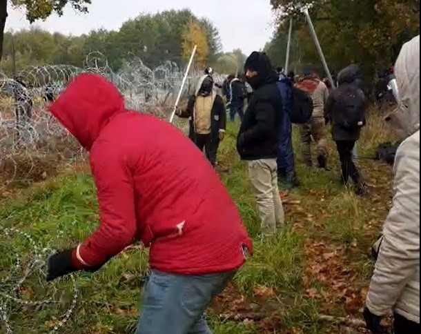 Imigranci szturmują zasieki na granicy polsko - białoruskiej