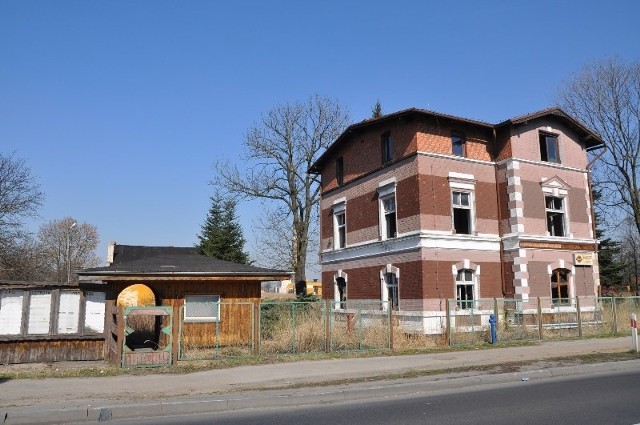 Chodzi o teren dawnego Zakładu Przemysłu Drzewnego przy ul. Wołczyńskiej. Teren od dawna stoi opuszczony, a budynki obracają się w ruinę.