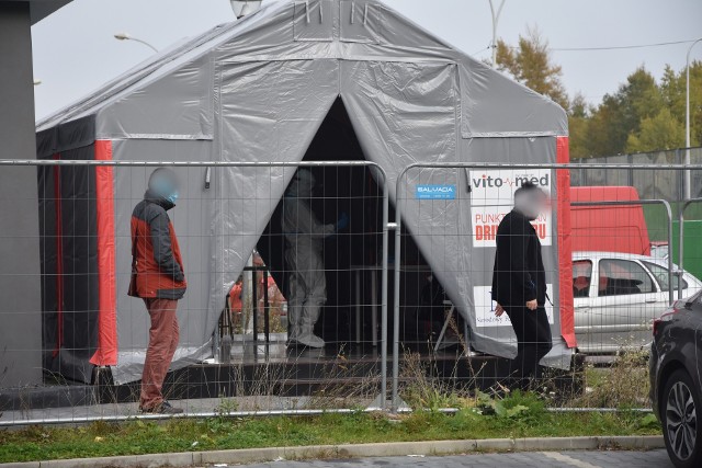 Po skargach mieszkańców kolejka została przesunięta, aby stojący w niej ludzie, nie mieli kontaktu z mieszkańcami