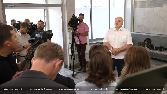 Wizytując jedno z przedsiębiorstw w stolicy Białorusi Aleksander Łukaszenka pochwalił się, że ma samoloty potrafiące przenosić pociski nuklearne