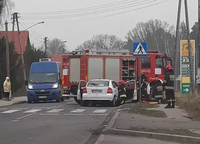 Do groźnego wypadku doszło w czwartek, 8 lutego na drodze wojewódzkiej nr 295 w Żaganiu. Niedaleko sklepu Lewiatan zderzyły się trzy samochody. Jedna osoba została odwieziona do szpitala. Do wypadku doszło niedaleko sklepu "Lewiatan". W zderzeniu brały udział dwa samochody dostawcze i samochód osobowy. Na miejsce wezwano policję, pogotowie i straż pożarną. Zdjęcia z miejsca zdarzenia publikujemy dzięki uprzejmości naszego Czytelnika.Przeczytaj też:  Wypadek w Żaganiu. Motocyklista uderzył w tył mercedesa. Zginął na miejscuZobacz też wideo: KRYMINALNY CZWARTEK - 8.02.2018 - Wielka akcja policji. Rozbito gang, który wysadzał bankomaty