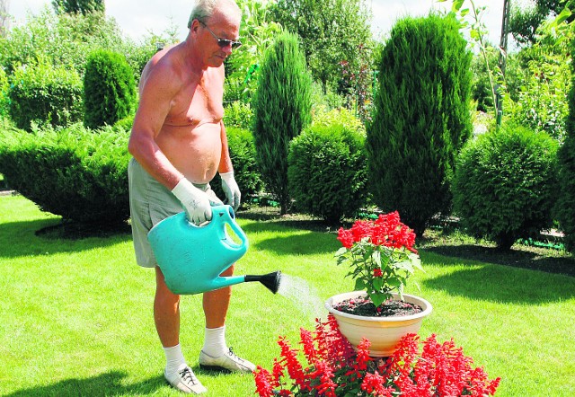 Jan Lipiński sumiennie podlewa swoje rośliny
