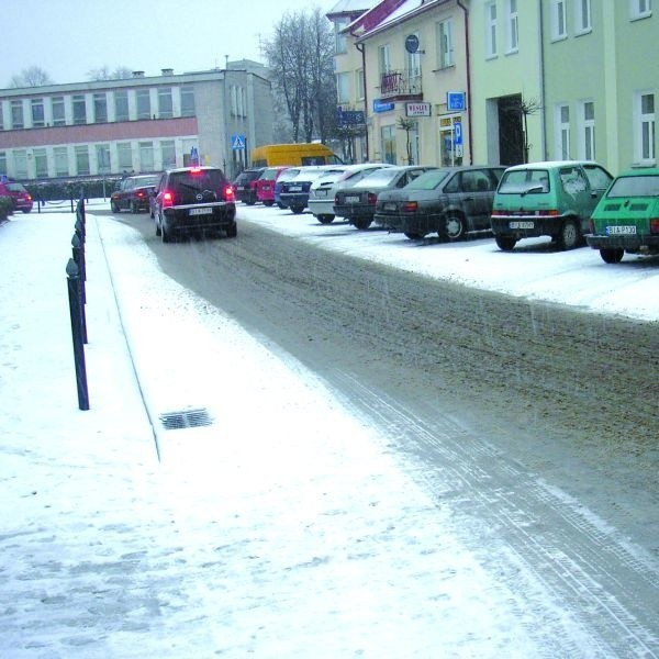 Niedawno na ulicy Plac Niepodległości położono nowy asfalt. Miała być wizytówką Łap. Tymczasem, mimo świeżego remontu wymaga kolejnych napraw.