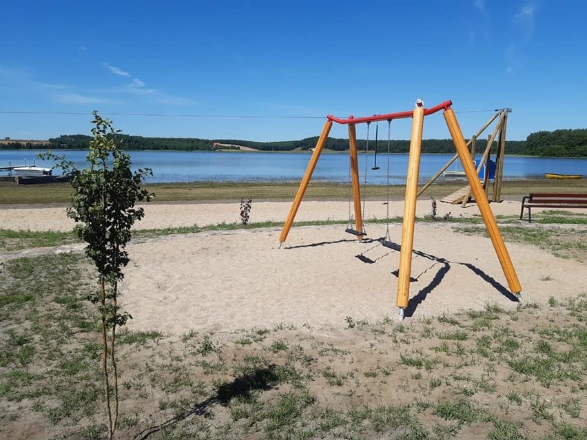 Nowy teren rekreacyjny przy jeziorze w Kiedrowicach