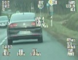 Pirat drogowy z Czech pędził 136 km/h w terenie zabudowanym [wideo] 