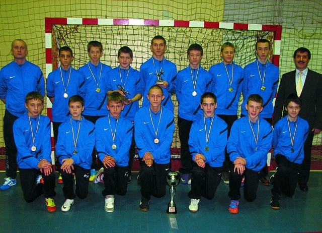 Zwycięska drużyna MOSiR Bielsk Podlaski z trenerem Pawłem Bierżynem (z lewej) i dyrektorem Andrzejem Krzywcem (z prawej).