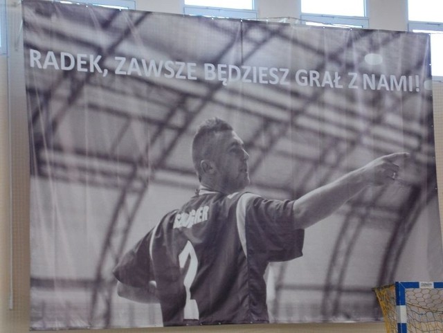 "Radek, zawsze będziesz grał z nami!&#8221; - taki plakat towarzyszył sobotniemu turniejowi poświęconemu tragicznie zmarłemu piłkarzowi - Radosławowi Druciakowi.