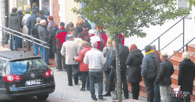 Ogromne kolejki ustawiły się przed Miejskim Centrum Informacji i Turystyki w Piekarach Śląskich w nadziei na wykupienie tanich wycieczek.