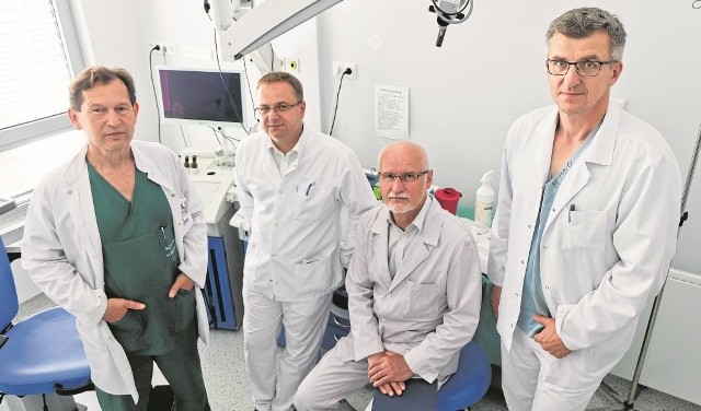 Na zdjęciu od lewej: prof. Marek Rogowski, laryngolog, neurochirurdzy: doc. Tomasz Łysoń i prof. Zenon Mariak, doc. Andrzej Sieśkiewicz, laryngolog
