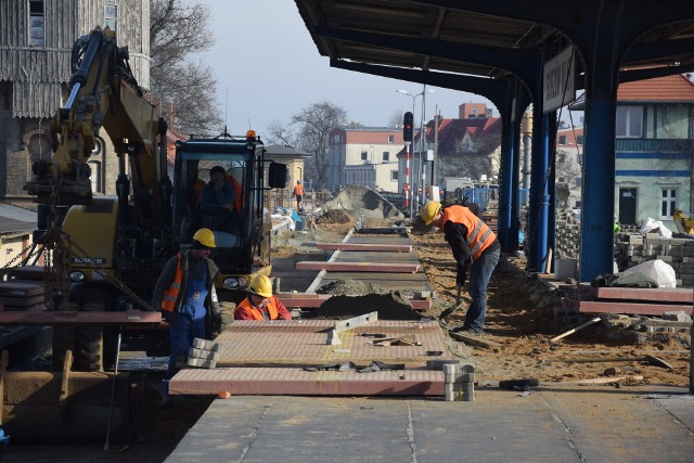 Jeszcze cztery miesiące ma potrwać remont estakady kolejowej w Gorzowie i budowa od nowa dwóch peronów na gorzowskim dworcu. W piątek 15 lutego byliśmy na placu budowy. Dzień wcześniej PKP Polskie Linie Kolejowe poinformowały, że remont estakady kolejowej, który miał zakończyć się do 9 marca, potrwa jednak do czerwca. Powód? Nie wszystkie prace jeszcze zostały zrobione. O ile na samej estakadzie jest już położony tor, o tyle nie ma go jeszcze w rejonie dworca, gdzie trwają intensywne prace.„Na stacji Gorzów Wielkopolski gotowy jest strop pod peronami nr 1 i 2 oraz nad tunelem dworcowym, tzn. przejściem z holu dworca na perony. Trwają prace na peronach nr 1 i 2. Przygotowywane jest wyposażenie, wiaty oraz oświetlenie. Równocześnie w obrębie stacji montowany jest tor bezpodsypkowy. (…) Prowadzone są równocześnie prace wewnątrz nisz. Pracownicy uzupełniają ubytki i spoiny oraz montują instalacje. Zakres prac był większy niż pierwotnie zakładano” – informuje nas w komunikacie Mirosław Siemieniec, rzecznik prasowy PKP PLK. Jak wygląda stan prac, zobaczcie w naszej galerii zdjęć.Zobacz, jak wyglądał plac budowy prawie rok temu: 