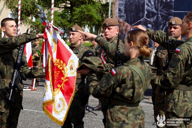 Rotę przysięgi wypowiedzieli w minioną sobotę na placu apelowym 141 batalionu lekkiej piechoty w Choszcznie. To 23 nowych żołnierzy, w tym aż 9 kobiet.