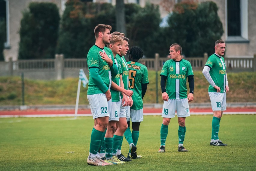 Proch Pionki wygrał z KS Warka aż 4:0. Zobaczcie na zdjęciach kulisy meczu i film z trenerem gości