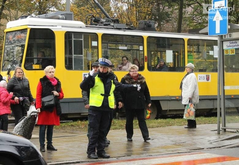 Wszystkich Świętych w Szczecinie. INFORMATOR: Zamknięte ulice, zmiany w komunikacji miejskiej [MAPY, ROZKŁAD JAZDY, PARKINGI] 29.10.2018