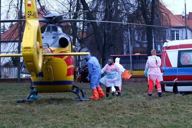 COVID-19 blokuje karetki. Jeździ straż pożarna, lata LPR....