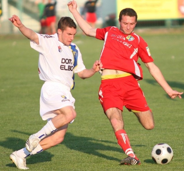 Piłkarze Siarki Tarnobrzeg (z piłką Mirosław Kabata) zawodzą w meczach wyjazdowych.