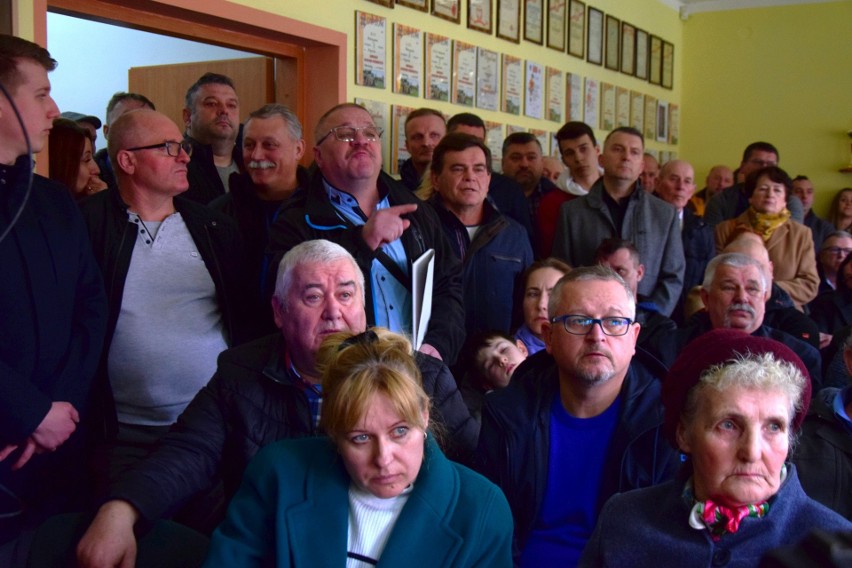 Mieszkańcy osiedla Mokrzyszów w Tarnobrzegu żądają wstrzymania budowy masztu telefonii komórkowej. Padło wiele zarzutów. Zdjęcia, wideo  