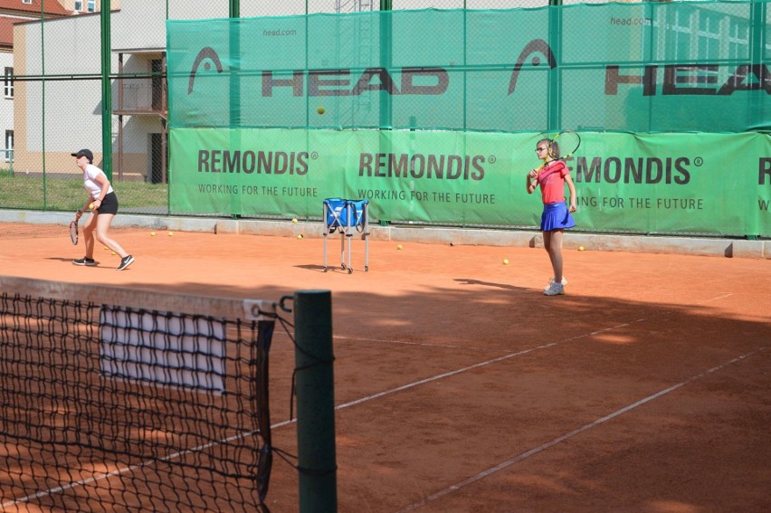 Sposób na wakacje w mieście? Nauka gry w tenisa dla dzieci i młodzieży z Ostrowca