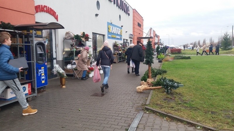 Wokół C.H.Retkinia niedzielny bazarek działał w najlepsze.