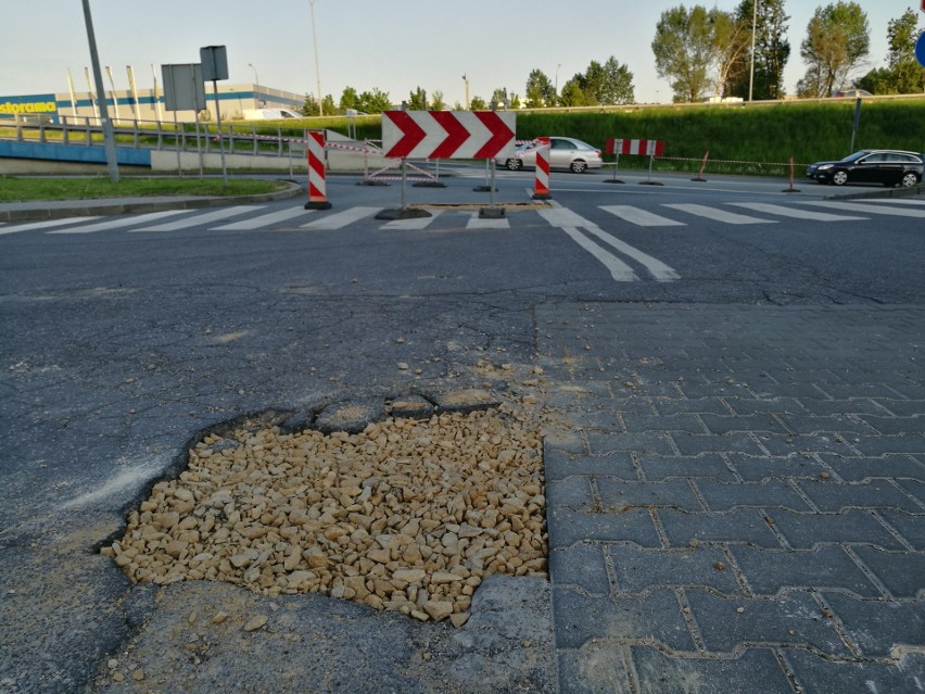 Katowice: dziura w drodze między sklepami Agata i Ikea. Remont i objazdy od poniedziałku MAPA 