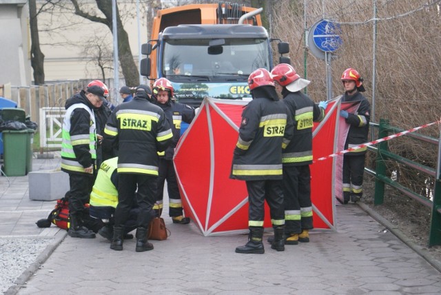 We wtorek rano na Wale Staromiejskim w Kaliszu kierowca śmieciarki cofając samochód, potrącił 87-letnią pieszą. Kobieta poniosła śmierć na miejscu. Zobacz więcej zdjęć ---->