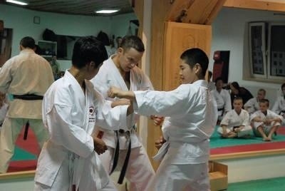 Paweł Janusz (w środku) udziela instrukcji Japończykom Fot. Archiwum Akademii Karate Tradycyjnego w Niepołomicach