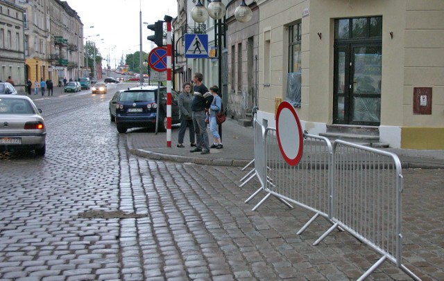 Na zamkniętych dla ruchu ulicach ustawiono barierki