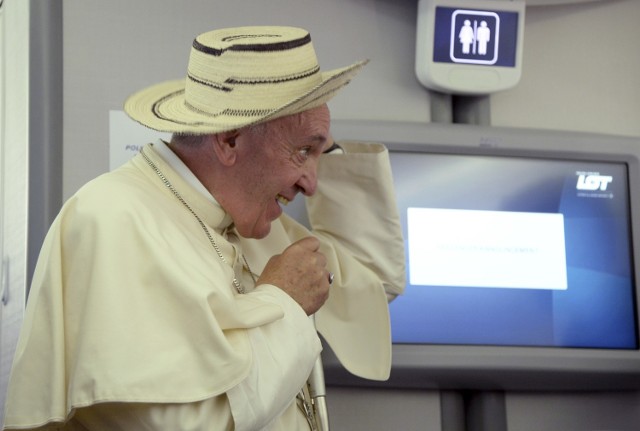 Na pokładzie samolotu do Rzymu papież Franciszek założył sombrero z Panamy (w tym kraju odbędą się kolejne Światowe Dni Młodzieży)