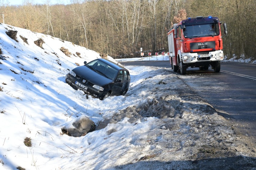 Trzy samochody zderzyły się pod Grudziądzem. Droga była całkowicie zablokowana [zdjęcia]