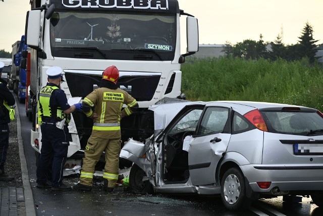 Śmiertelny wypadek na krajowej "piątce" w Wiągu pod Świeciem. Zginął kierowca samochodu osobowego, który zderzył się z ciężarówką