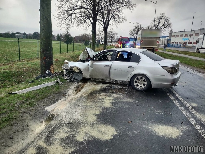 24-letni kierowca uderzył samochodem marki bmw w drzewo.