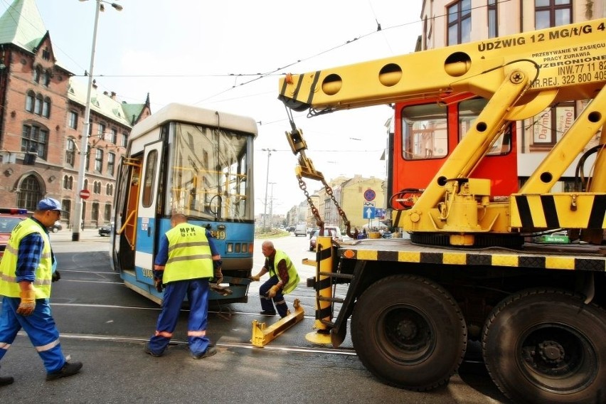 Wrocław: Tramwaj wykoleił się na Krupniczej. Potem kolejny na pl. Wróblewskiego (ZDJĘCIA)