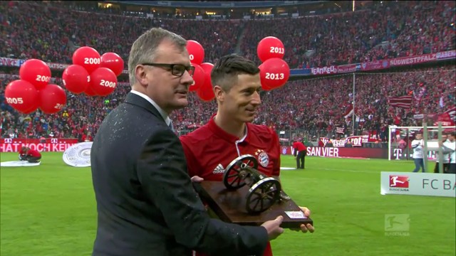 Bayern wygrał, a "Lewy" odebrał nagrodę dla króla strzelców Bundesligi