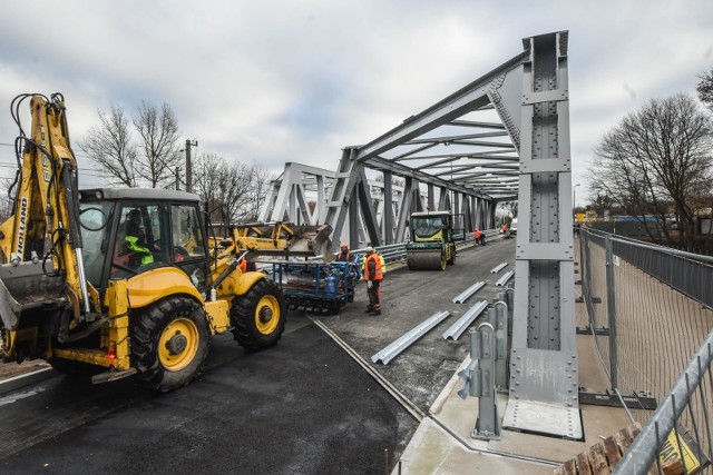 Bydgoszczanie pytają, kiedy wreszcie zakończy się remont mostu na ul. Mińskiej. - Pod koniec listopada przeprawa ma być gotowa. Prace są na finiszu - odpowiadają drogowcy.Więcej zdjęć z postępu prac i informacje o inwestycji na kolejnych planszach >>>O krok od wielkiej tragedii! Cudem uniknęli śmierci! [wideo - program Stop Agresji Drogowej]