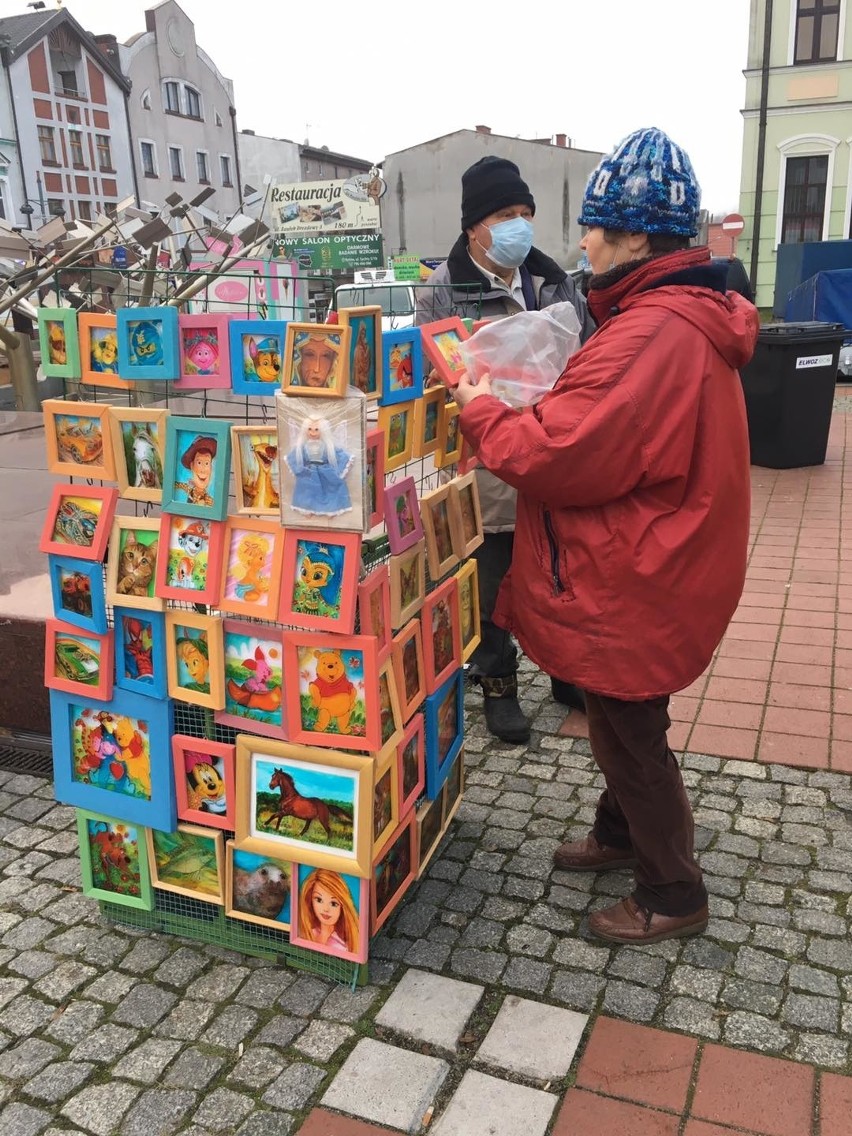 Na rynku w Bytowie zorganizowano jarmark świąteczny. Na...