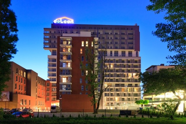 Blok mieszkalny w WarszawieObecnie deweloperzy budują mieszkania z balkonami i tarasami, ponieważ na te elementy zwracają uwagę inwestorzy.