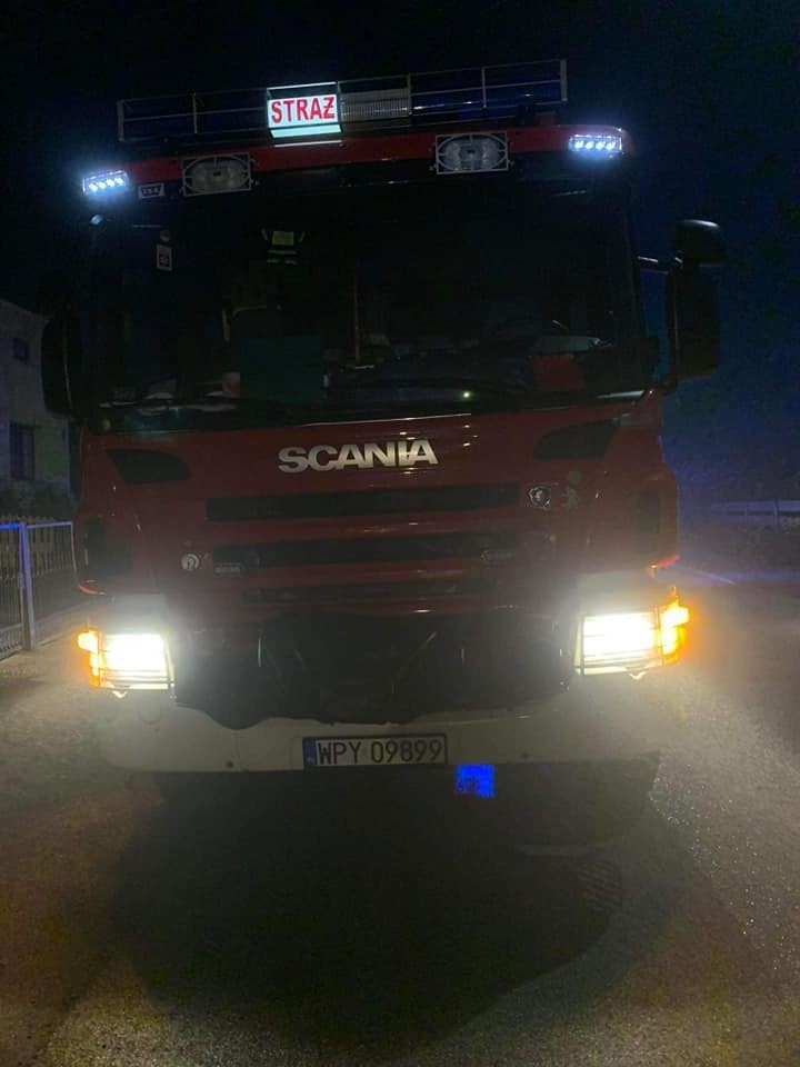 Pożar samochodu w Smagowie w gminie Borkowice. Auto stało blisko domu, ale ogień się nie rozprzestrzenił. Zobacz zdjęcia