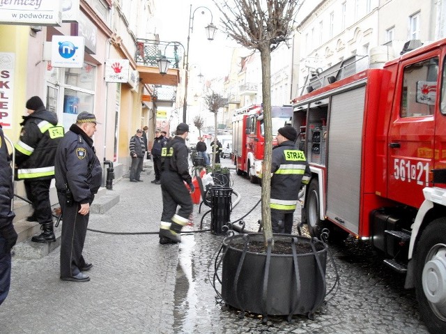 Na miejscu pracują strażacy, jest też policja