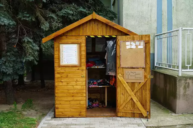 Givebox na Piątkowe mieści się przy przy PCK Dąbrówka, na os. Bolesława Chrobrego 117. Szafa jest bardziej podobna do drewnianego domku, do którego można wejść bez pukania. Przejdź do kolejnego zdjęcia --->