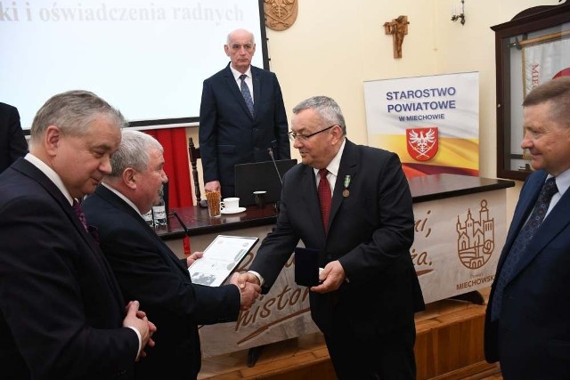 Minister Andrzej Adamczyk odebrał odznaczenie podczas sesji powiatowej